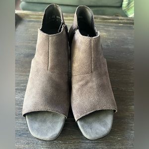 MUNRO sable ash grey shootie bootie with peep toe